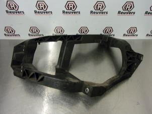 Gebruikte Koplampframe links Smart Forfour (454) 1.1 12V Prijs € 20,00 Margeregeling aangeboden door Autorecycling Reuvers B.V.