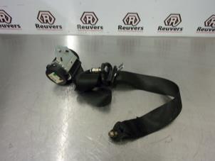 Gebruikte Veiligheidsgordel rechts-achter Mitsubishi Colt (Z2/Z3) 1.3 16V Prijs € 35,00 Margeregeling aangeboden door Autorecycling Reuvers B.V.