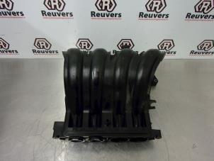 Gebruikte Inlaatspruitstuk Nissan Micra (K12) 1.2 16V Prijs € 40,00 Margeregeling aangeboden door Autorecycling Reuvers B.V.