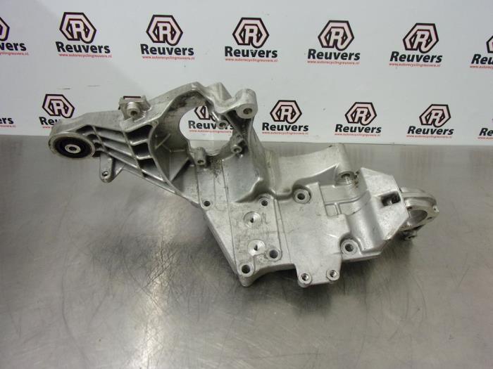 Gebruikte Motorsteun Alfa Romeo GT (937) 2.0 JTS 16V Prijs € 50,00 Margeregeling aangeboden door Autorecycling Reuvers B.V.