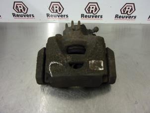 Gebruikte Remklauw (Tang) links-voor Citroen Berlingo 1.6 Hdi 75 16V Phase 1 Prijs € 30,00 Margeregeling aangeboden door Autorecycling Reuvers B.V.