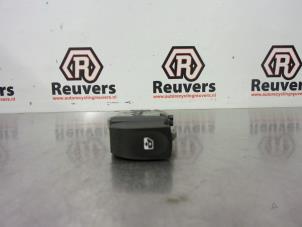 Gebruikte Elektrisch Raam Schakelaar Renault Twingo II (CN) 1.2 Prijs € 10,00 Margeregeling aangeboden door Autorecycling Reuvers B.V.
