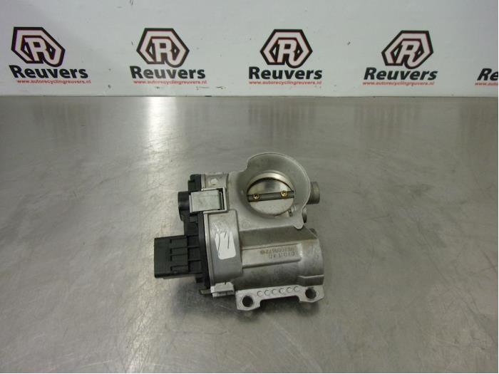 Gebruikte Gasklephuis Renault Clio II (BB/CB) 1.2 16V Prijs € 75,00 Margeregeling aangeboden door Autorecycling Reuvers B.V.