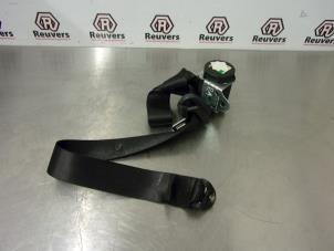 Gebruikte Veiligheidsgordel rechts-achter Mitsubishi Colt (Z2/Z3) 1.5 16V Prijs € 35,00 Margeregeling aangeboden door Autorecycling Reuvers B.V.