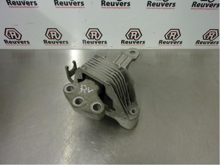 Gebruikte Motorrubber Opel Astra J Sports Tourer (PD8/PE8/PF8) 1.4 16V ecoFLEX Prijs € 20,00 Margeregeling aangeboden door Autorecycling Reuvers B.V.