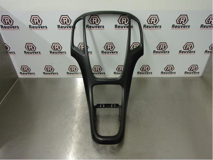 Gebruikte Dashboard deel Opel Astra J Sports Tourer (PD8/PE8/PF8) 1.4 16V ecoFLEX Prijs € 20,00 Margeregeling aangeboden door Autorecycling Reuvers B.V.