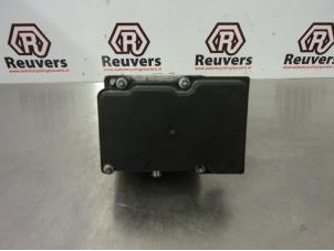 Gebruikte ABS Pomp Renault Clio III (BR/CR) 1.2 16V 75 Prijs € 50,00 Margeregeling aangeboden door Autorecycling Reuvers B.V.