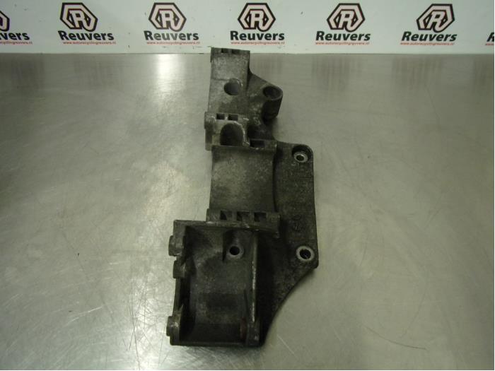 Gebruikte Dynamosteun boven Volkswagen Transporter T5 1.9 TDi Prijs € 30,00 Margeregeling aangeboden door Autorecycling Reuvers B.V.