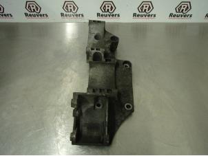 Gebruikte Dynamosteun boven Volkswagen Transporter T5 1.9 TDi Prijs € 30,00 Margeregeling aangeboden door Autorecycling Reuvers B.V.