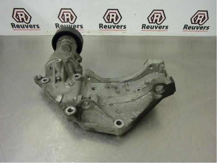 Gebruikte Dynamosteun boven Fiat Scudo (270) 2.0 D Multijet Prijs € 35,00 Margeregeling aangeboden door Autorecycling Reuvers B.V.