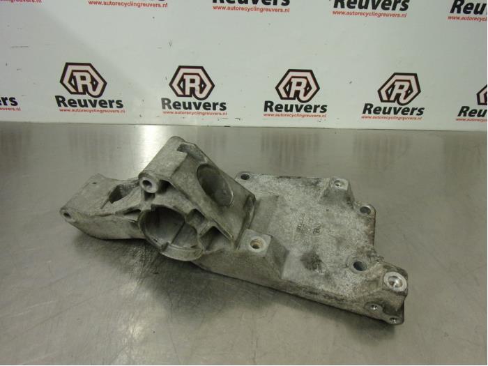 Gebruikte Dynamosteun onder Seat Ibiza IV (6J5) 1.9 TDI 90 Prijs € 30,00 Margeregeling aangeboden door Autorecycling Reuvers B.V.