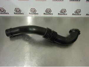 Gebruikte Luchtinlaat slang Renault Trafic New (FL) 2.0 dCi 16V 90 Prijs € 35,00 Margeregeling aangeboden door Autorecycling Reuvers B.V.