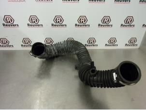 Gebruikte Aanzuigslang Lucht Renault Trafic New (FL) 2.0 dCi 16V 90 Prijs € 20,00 Margeregeling aangeboden door Autorecycling Reuvers B.V.