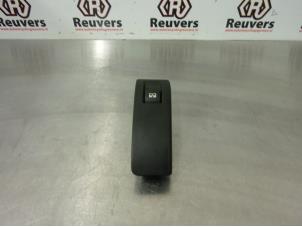 Gebruikte Schakelaar Peugeot 207 SW (WE/WU) 1.4 16V Vti Prijs € 25,00 Margeregeling aangeboden door Autorecycling Reuvers B.V.