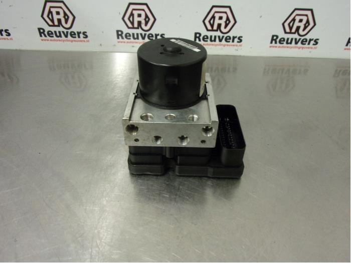 ABS Pomp van een Renault Twingo II (CN) 1.2 2008