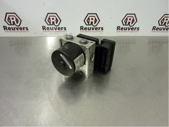 ABS Pomp van een Renault Twingo II (CN) 1.2 2008