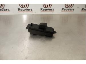 Gebruikte Elektrisch Raam Schakelaar Mazda 3 (BK12) 1.6i 16V Prijs € 15,00 Margeregeling aangeboden door Autorecycling Reuvers B.V.