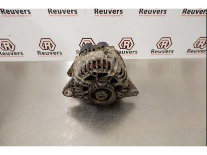 Gebruikte Alternator Kia Sorento I (JC) 2.4 16V Prijs € 40,00 Margeregeling aangeboden door Autorecycling Reuvers B.V.