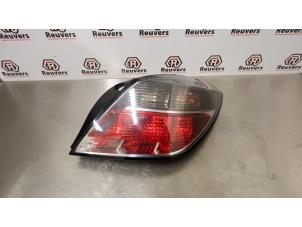 Gebruikte Achterlicht rechts Opel Astra H GTC (L08) 1.8 16V Prijs € 30,00 Margeregeling aangeboden door Autorecycling Reuvers B.V.