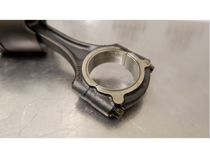 Zuiger van een Mercedes-Benz B (W245) 2.0 B-180 CDI 16V 2008