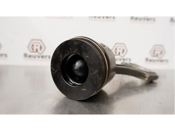 Zuiger van een Mercedes-Benz B (W245) 2.0 B-180 CDI 16V 2008