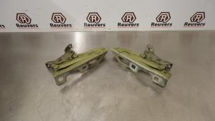 Gebruikte Motorkap Scharnier Opel Corsa D 1.2 16V Prijs € 20,00 Margeregeling aangeboden door Autorecycling Reuvers B.V.