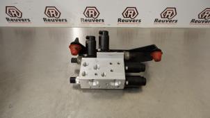 Gebruikte Kleppenblok hydraulisch BMW 7 serie (E65/E66/E67) 745i,Li 4.4 V8 32V Prijs € 75,00 Margeregeling aangeboden door Autorecycling Reuvers B.V.