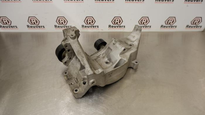 Gebruikte Dynamosteun onder BMW 1 serie (E81) 118d 16V Prijs € 40,00 Margeregeling aangeboden door Autorecycling Reuvers B.V.