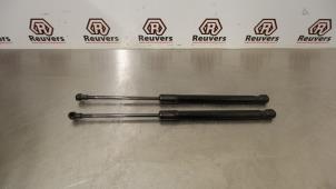 Gebruikte Set Gasdempers Achterklep BMW 1 serie (E81) 118d 16V Prijs € 15,00 Margeregeling aangeboden door Autorecycling Reuvers B.V.