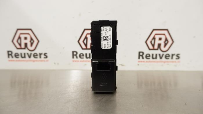 Regelunit Multi Media van een Renault Twingo III (AH) 0.9 Energy TCE 90 12V 2014