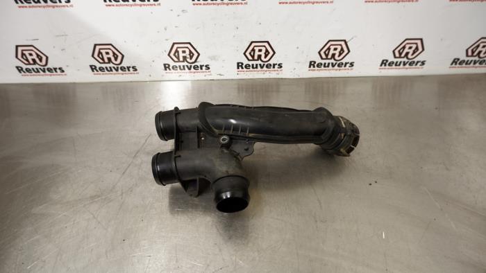 Gebruikte Intercooler Buis Citroen Berlingo 1.6 BlueHDI 75 Prijs € 25,00 Margeregeling aangeboden door Autorecycling Reuvers B.V.