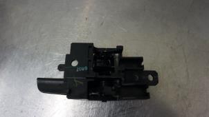 Gebruikte Portiergreep 4Deurs links-voor Mitsubishi Space Star (A0) 1.0 12V Prijs € 25,00 Margeregeling aangeboden door Autorecycling Reuvers B.V.