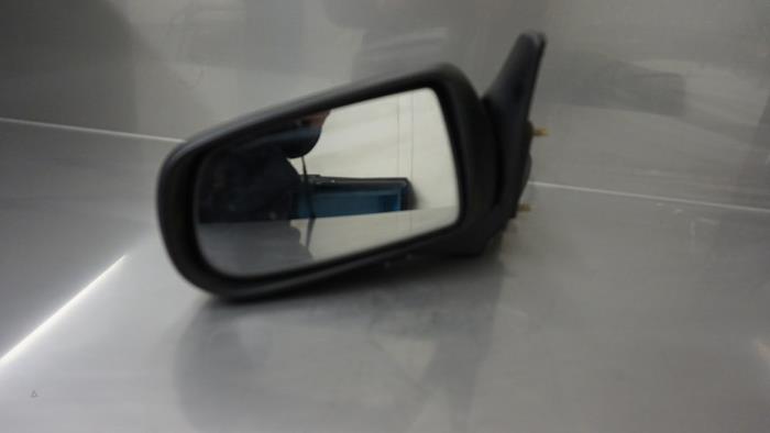 Buitenspiegel links van een Mazda Demio (DW) 1.3 16V 2001