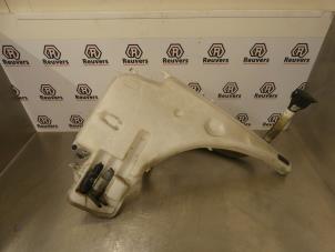 Gebruikte Ruitensproeiertank voor BMW 3 serie Touring (E91) 318i 16V Prijs € 25,00 Margeregeling aangeboden door Autorecycling Reuvers B.V.