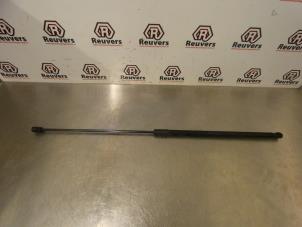 Gebruikte Gasdemper Motorkap rechts Volkswagen Golf VII (AUA) 1.2 TSI 16V Prijs € 10,00 Margeregeling aangeboden door Autorecycling Reuvers B.V.