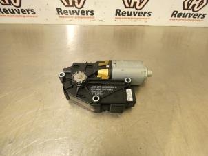 Gebruikte Schuifdak Motor Peugeot 3008 I (0U/HU) 1.6 16V THP 155 Prijs € 40,00 Margeregeling aangeboden door Autorecycling Reuvers B.V.