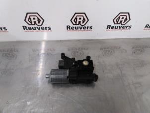 Gebruikte Schuifdak Motor Peugeot 308 (4A/C) 1.6 VTI 16V Prijs € 50,00 Margeregeling aangeboden door Autorecycling Reuvers B.V.