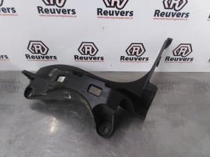 Gebruikte Bumpersteun links-achter Peugeot 3008 I (0U/HU) 1.6 VTI 16V Prijs € 20,00 Margeregeling aangeboden door Autorecycling Reuvers B.V.