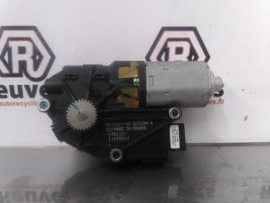 Gebruikte Schuifdak Motor Peugeot 3008 I (0U/HU) 1.6 VTI 16V Prijs € 40,00 Margeregeling aangeboden door Autorecycling Reuvers B.V.