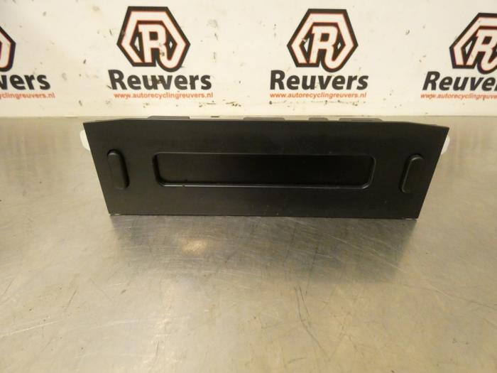 Gebruikte Display Interieur Peugeot 1007 (KM) 1.4 Prijs € 25,00 Margeregeling aangeboden door Autorecycling Reuvers B.V.