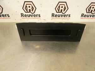 Gebruikte Display Interieur Peugeot 1007 (KM) 1.4 Prijs € 25,00 Margeregeling aangeboden door Autorecycling Reuvers B.V.