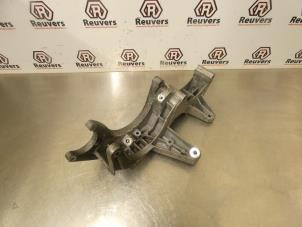 Gebruikte Dynamosteun boven Porsche Cayenne (9PA) 3.2 V6 24V Prijs € 30,00 Margeregeling aangeboden door Autorecycling Reuvers B.V.