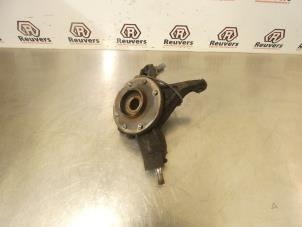 Gebruikte Asschenkel links-voor Peugeot 308 SW (4E/H) 1.6 VTI 16V Prijs € 35,00 Margeregeling aangeboden door Autorecycling Reuvers B.V.