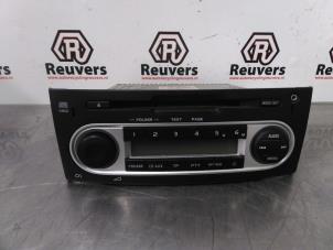 Gebruikte Radio CD Speler Mitsubishi Colt (Z2/Z3) 1.1 12V Prijs € 40,00 Margeregeling aangeboden door Autorecycling Reuvers B.V.