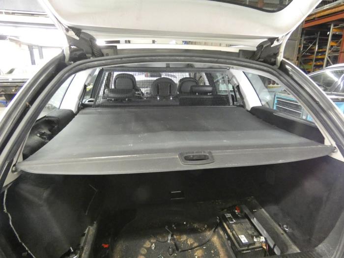 Rolhoes Bagageruimte van een Mercedes-Benz E Combi (S211) 3.0 E-320 CDI V6 24V 2008