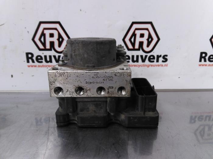 Gebruikte ABS Pomp Peugeot 107 1.0 12V Prijs € 40,00 Margeregeling aangeboden door Autorecycling Reuvers B.V.