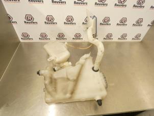 Gebruikte Ruitensproeiertank voor Mercedes E Combi (S211) 3.0 E-320 CDI V6 24V Prijs € 30,00 Margeregeling aangeboden door Autorecycling Reuvers B.V.