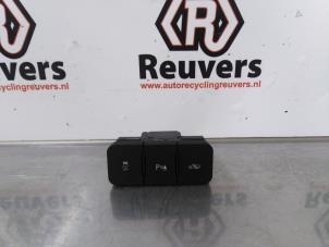 Gebruikte PDC Schakelaar Opel Ampera 1.4 16V Prijs € 15,00 Margeregeling aangeboden door Autorecycling Reuvers B.V.