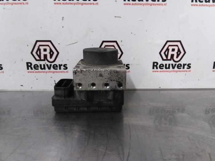 Gebruikte ABS Pomp Toyota iQ 1.0 12V VVT-i Prijs € 175,00 Margeregeling aangeboden door Autorecycling Reuvers B.V.