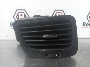 Gebruikte Luchtrooster Dashboard Kia Rio III (UB) 1.2 CVVT 16V Prijs € 15,00 Margeregeling aangeboden door Autorecycling Reuvers B.V.